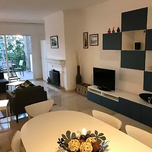 new-marbella-estepona-beach-frontline-apartment.1costadelsol.com/